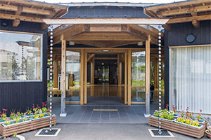 新校舎玄関。玄関を入って正面に、公営塾がある