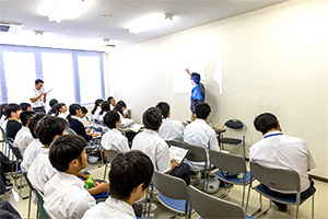 佐々木氏の講義を受ける生徒たち