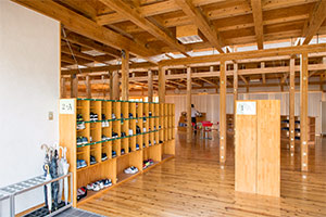 海星高校校舎内にある生徒たちの靴箱。写真左奥に位置する視聴覚室で公営塾「神峰学舎」が開かれるため、生徒も足を運びやすい