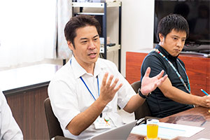 大崎上島町総務企画課　政策企画監の佐々木英穂氏（左）と主任主事の古坂圭氏（右）