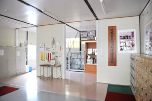 宮城県気仙沼向洋高等学校 2011年３月に発生した東日本大震災の津波により校舎が全壊し、現在もプレハブの仮設校舎で授業を行なっている。