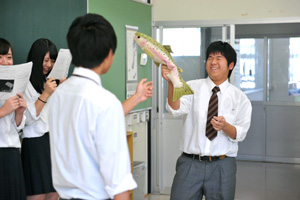 寸劇（スキット）を行う生徒たち