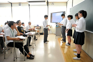 アイデア発表会にて、最前列に座る地元企業の担当者とi.clubディレクター神田大樹氏。