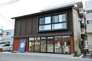 気仙沼市魚町に位置する紅梅