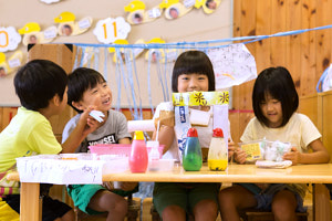 あかみ幼稚園いちょう組でかき氷屋さんを営む子どもたち
