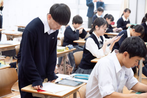 Classi NOTEにアップロード資料を見ながら発表する生徒