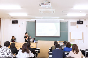 アサーティブガイダンスの様子。ガイダンスの進行はアサーティブスタッフが担う。