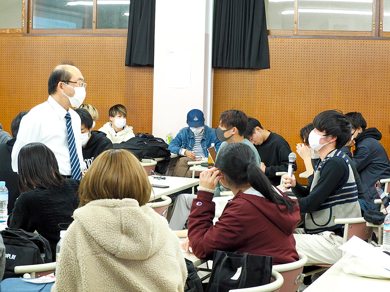 写真３　詩が訴えていることは何かを想像したという学生の発言に対し、西本学長は、詩が発するメッセージについて語った。