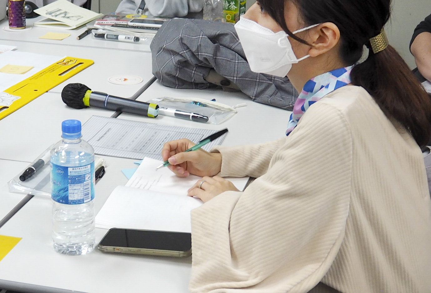 写真１　受講生が手にしているボールペンは初日に渡される。TCLは美術大学の講座であることから、描く表現力を培うプログラムを取り入れている。