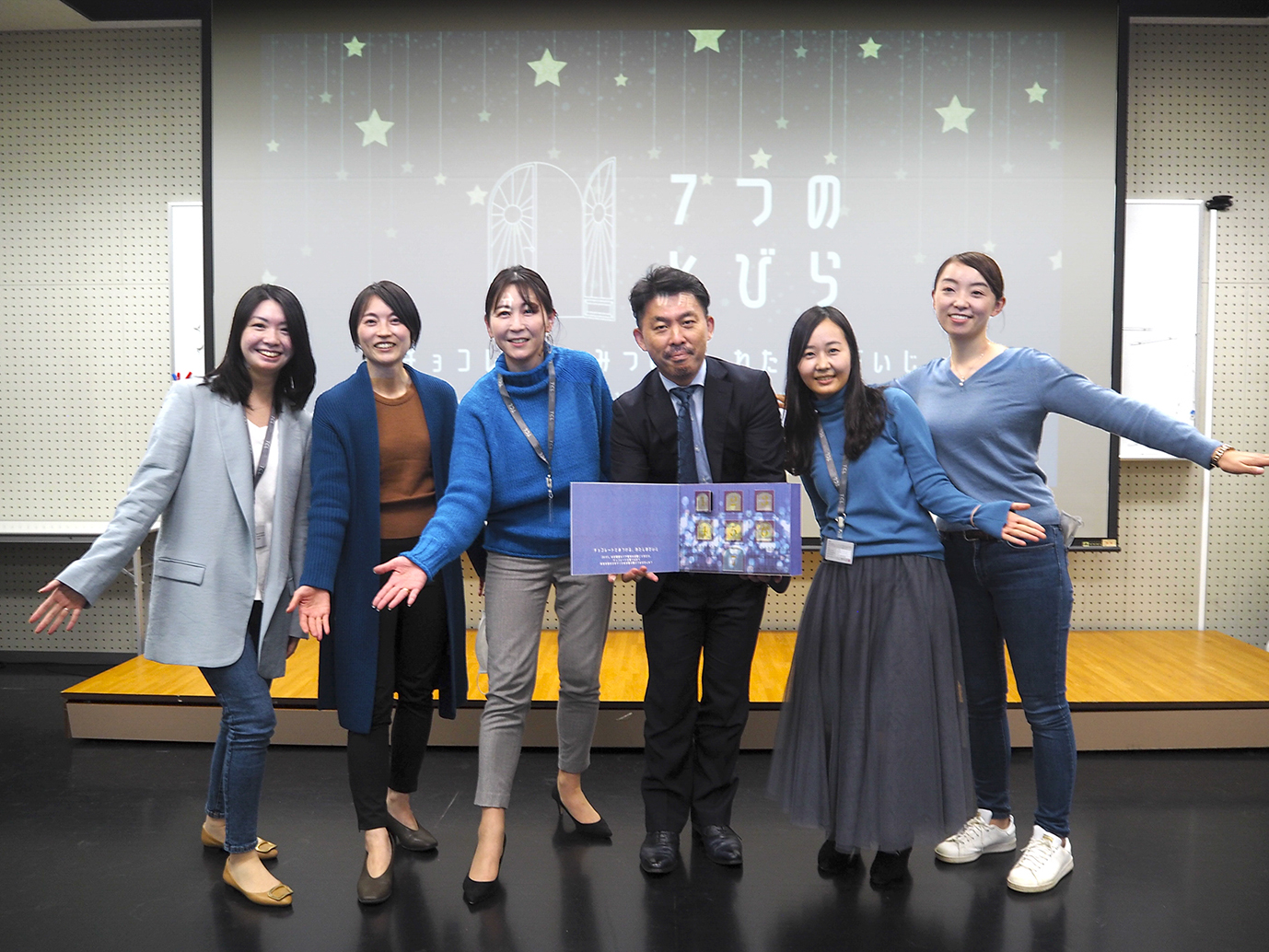 写真２　丸橋特任准教授の一声で、対話の量が格段に増えたチーム。もやもやと徹底的に向き合ったことで、メンバー全員が納得する成果物ができた。