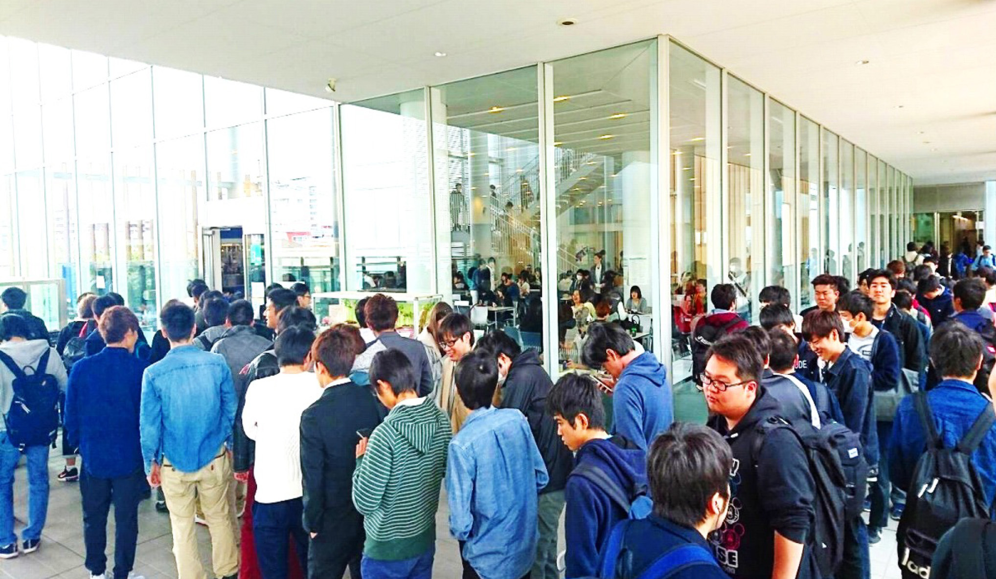 写真４　整列テープを設置する前の昼食時、学食の入り口は多くの学生であふれかえっていた。