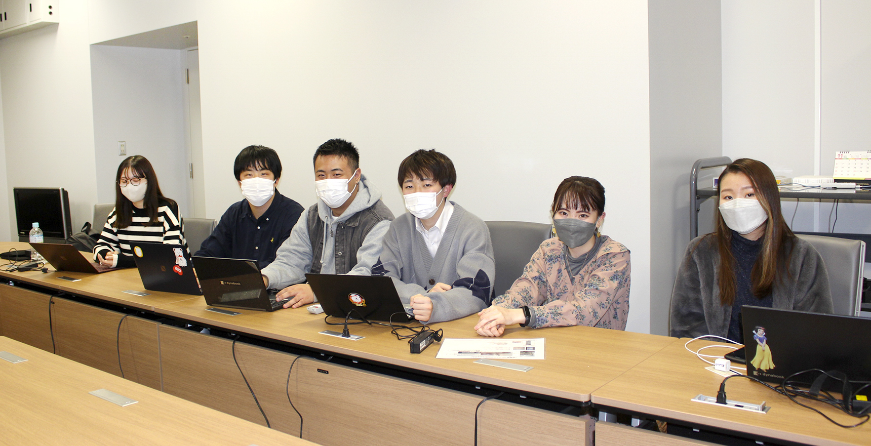 写真６　2022年度の広石教授が担当するクラスの履修者。学部・学科・学年は異なるが、自分を成長させようと意欲のある学生が集まり、互いによい影響を与えている。