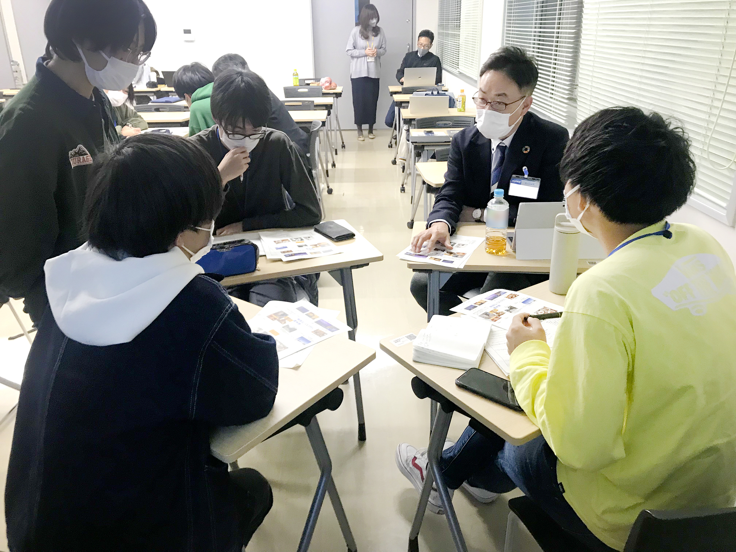 写真１　学生は、アルピコグループの社員やＴＡを交えて、どのような人を対象として、どういったツアーにするのかを具体的に話し合った。