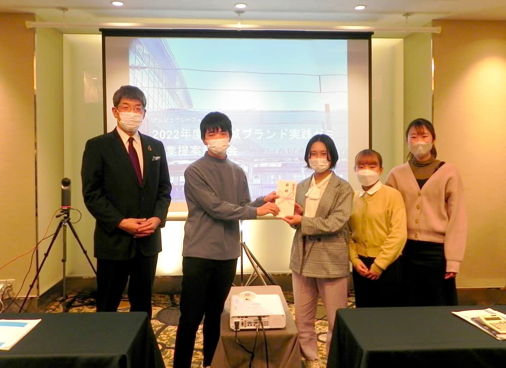 写真４　最優秀賞を受賞したチームの４人。