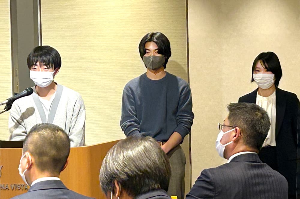 写真１　チームのメンバーは、松本城の見える公園で実際にテント泊をして、旅行プランを練ったという。