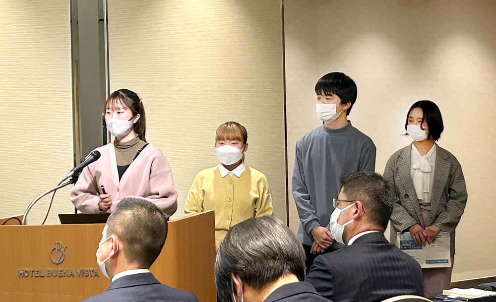 写真２　若い世代の観光客を増やすため、学生はまずは自分たちが出身地の友人を呼べばよいと考えた。