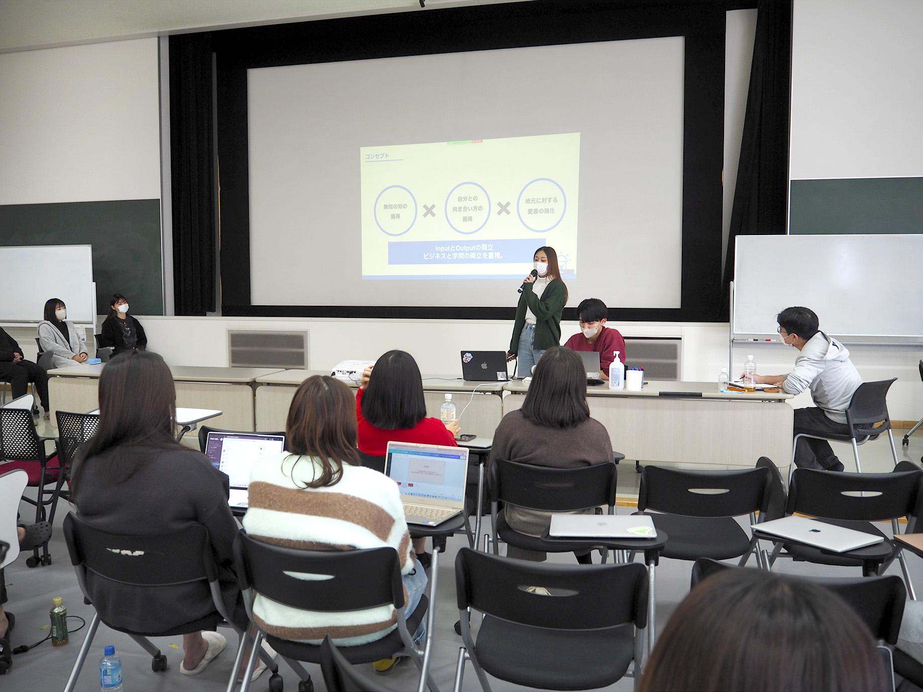 写真１　１日目のチームづくりでは、まず自分が実現したいことを一人ひとりが発表。「不登校の子どもを支援したい」「大人版キッザニアの実現」「旅と人が集まる空間づくり」など、それぞれが想いをアピールした。