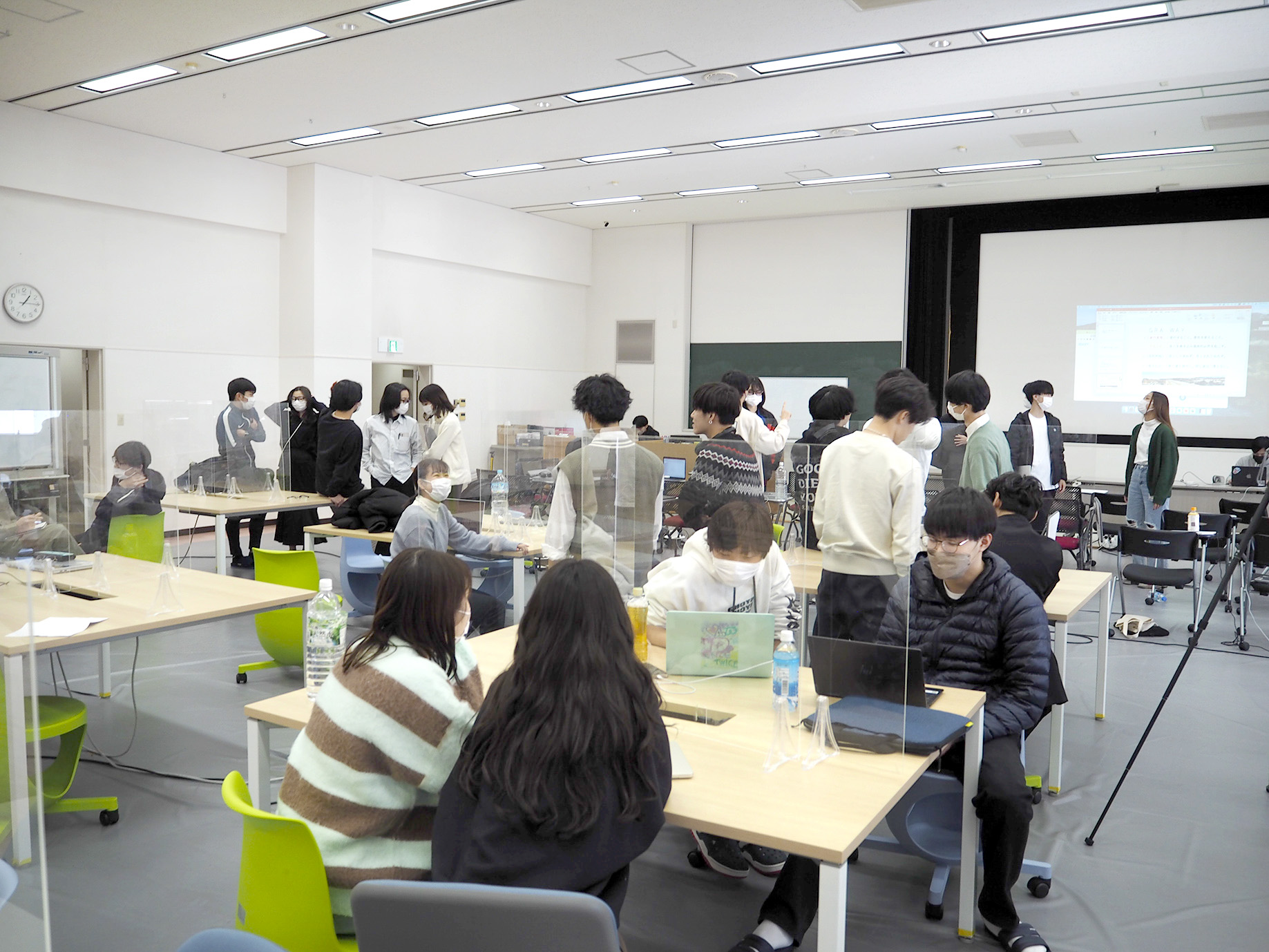 写真２　チームづくりでは、個人ごとの発表内容を基に、想いの方向性が同じ学生同士が集まったり、自分の想いを伝えて一緒にやろうと声をかけたりして、チームを組む仲間を募り、チームの立ち上げを経験した。