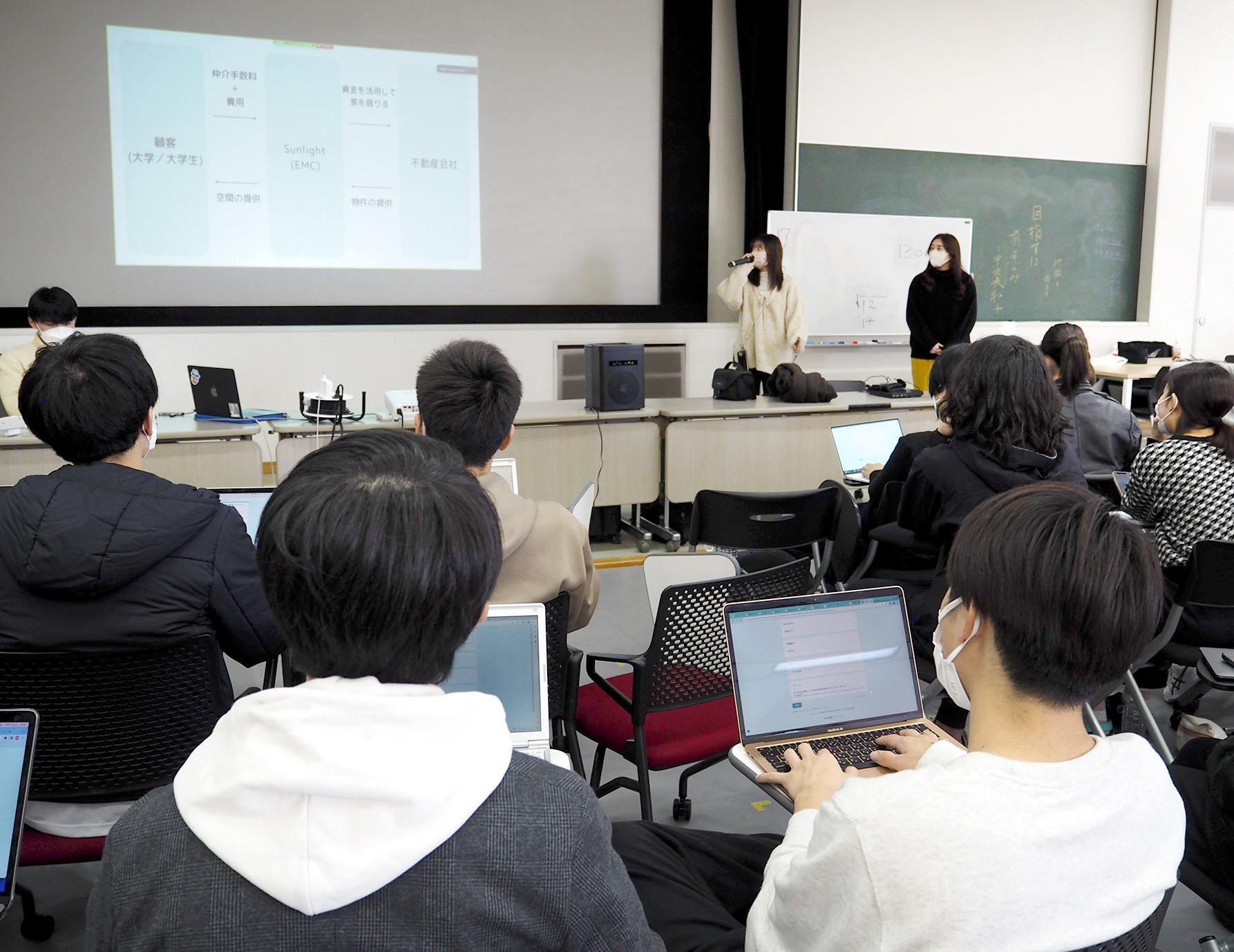 写真３　学生は、発表しているそばから、クラウド上のコメント欄に入力していった。「他チームでも、よい点は盗んで、自分に生かすという気概で聞きましょう」と、教員は聴く姿勢もアドバイスした。