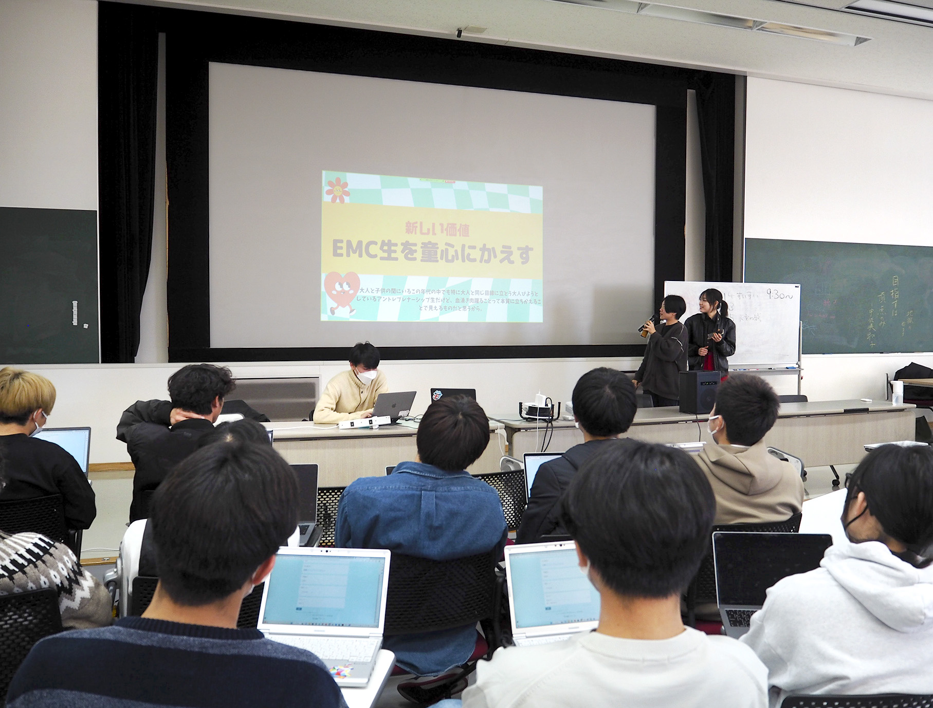 写真４　最終発表では、１日目のプレゼンテーションの指摘を受けて、どのチームもスライドを見ずに、自分の言葉で想いや事業内容を語っていた。