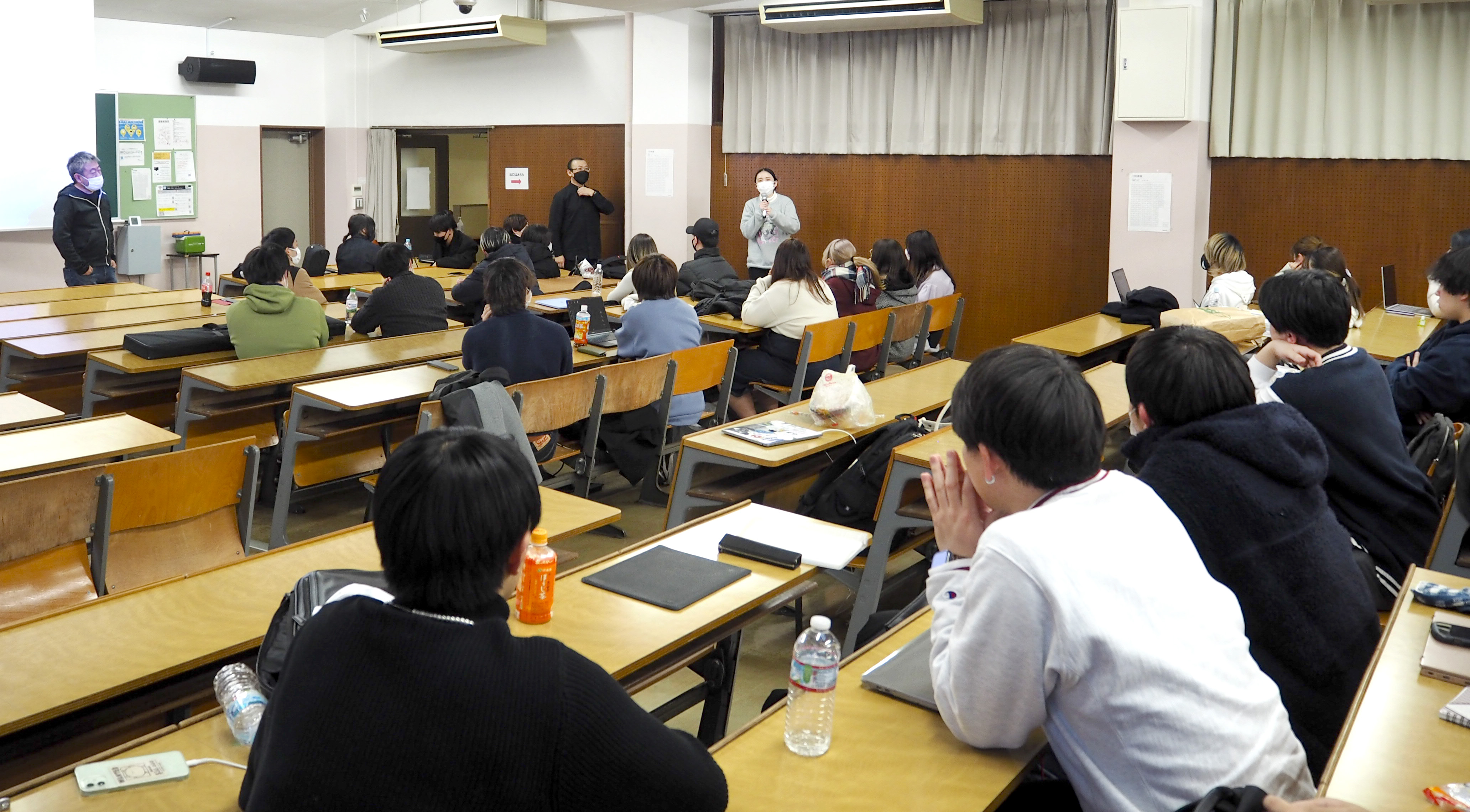 写真８　EMCを去り、新たな挑戦に踏み出す２人が、その決意に至った心情とこれからの決意を語ると、温かい拍手が湧き起こった。