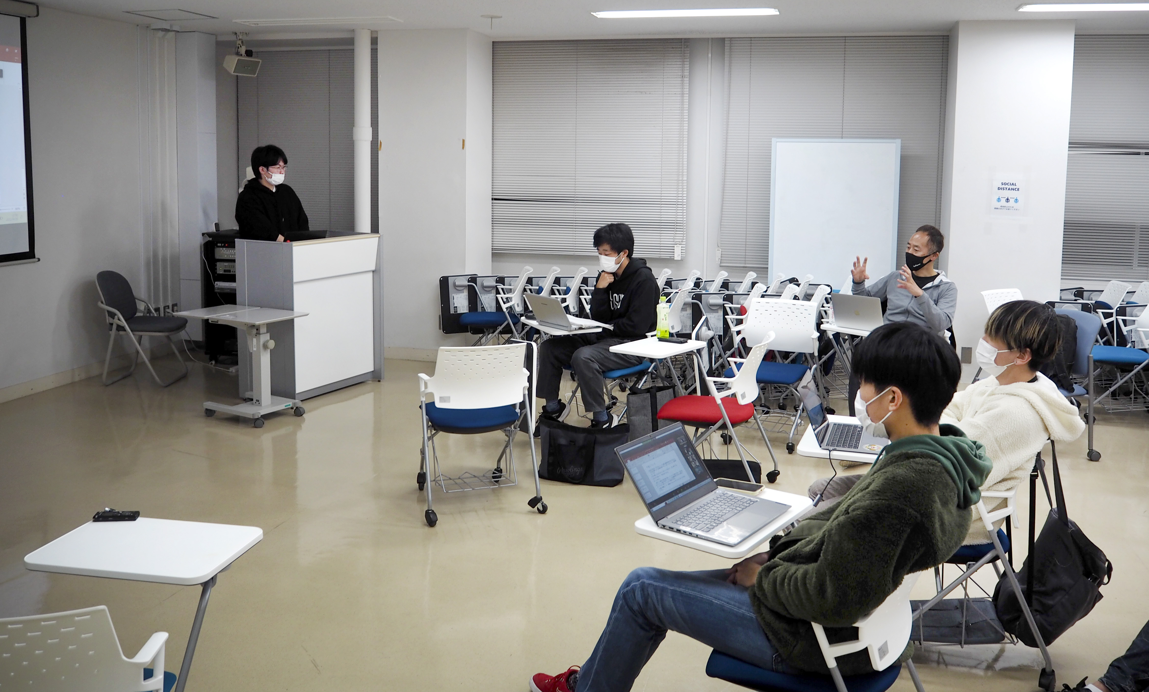 写真１　毎週の授業では、学生が調査や実証などの実践を発表し、それに対して教員が、活動のヒントをアドバイスした。