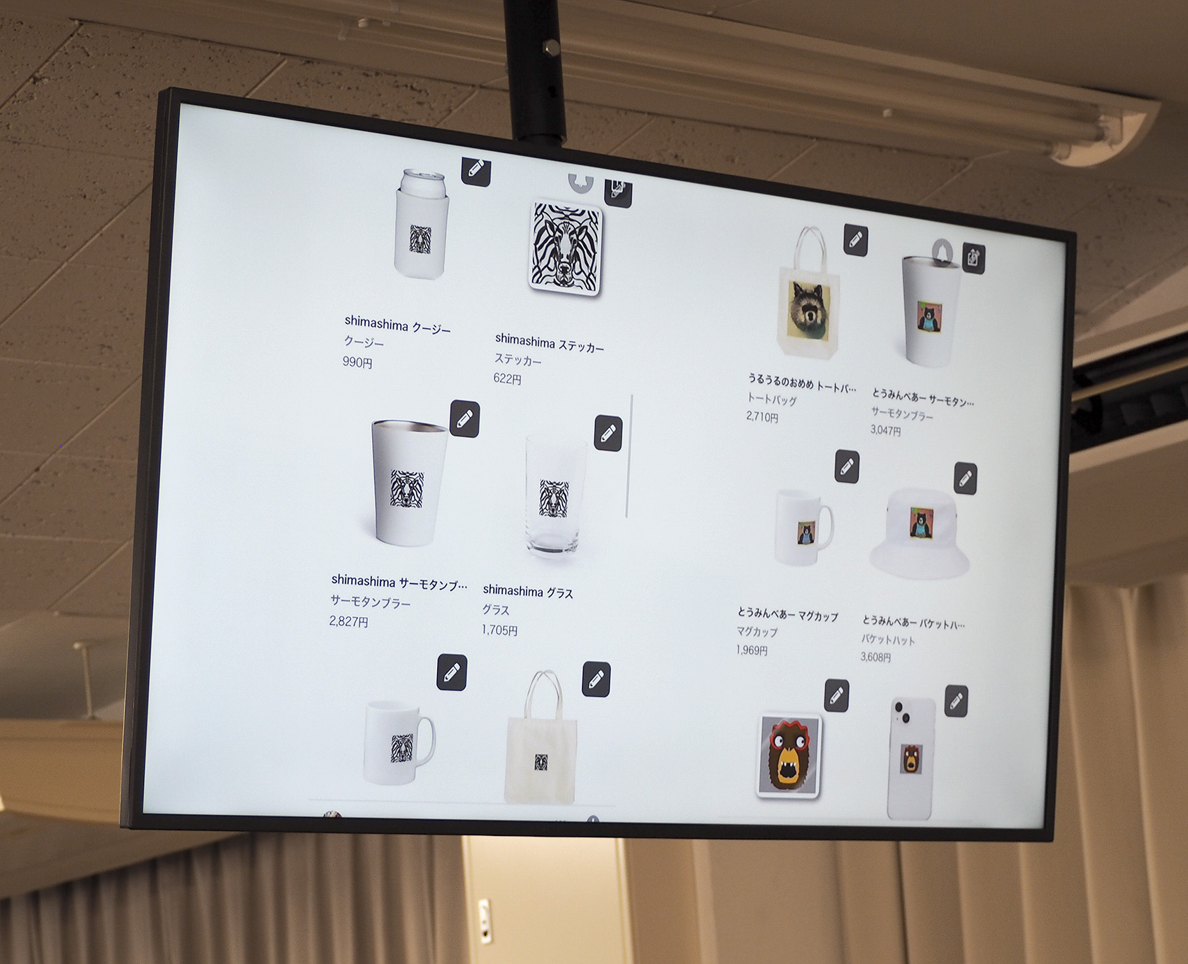 写真４・５　「SUZURI」は、スマートフォンケースやステッカー、Ｔシャツなどに、イラストや写真をプリントして販売するサイトであり、何をプリントするかが商品の売上を左右する。