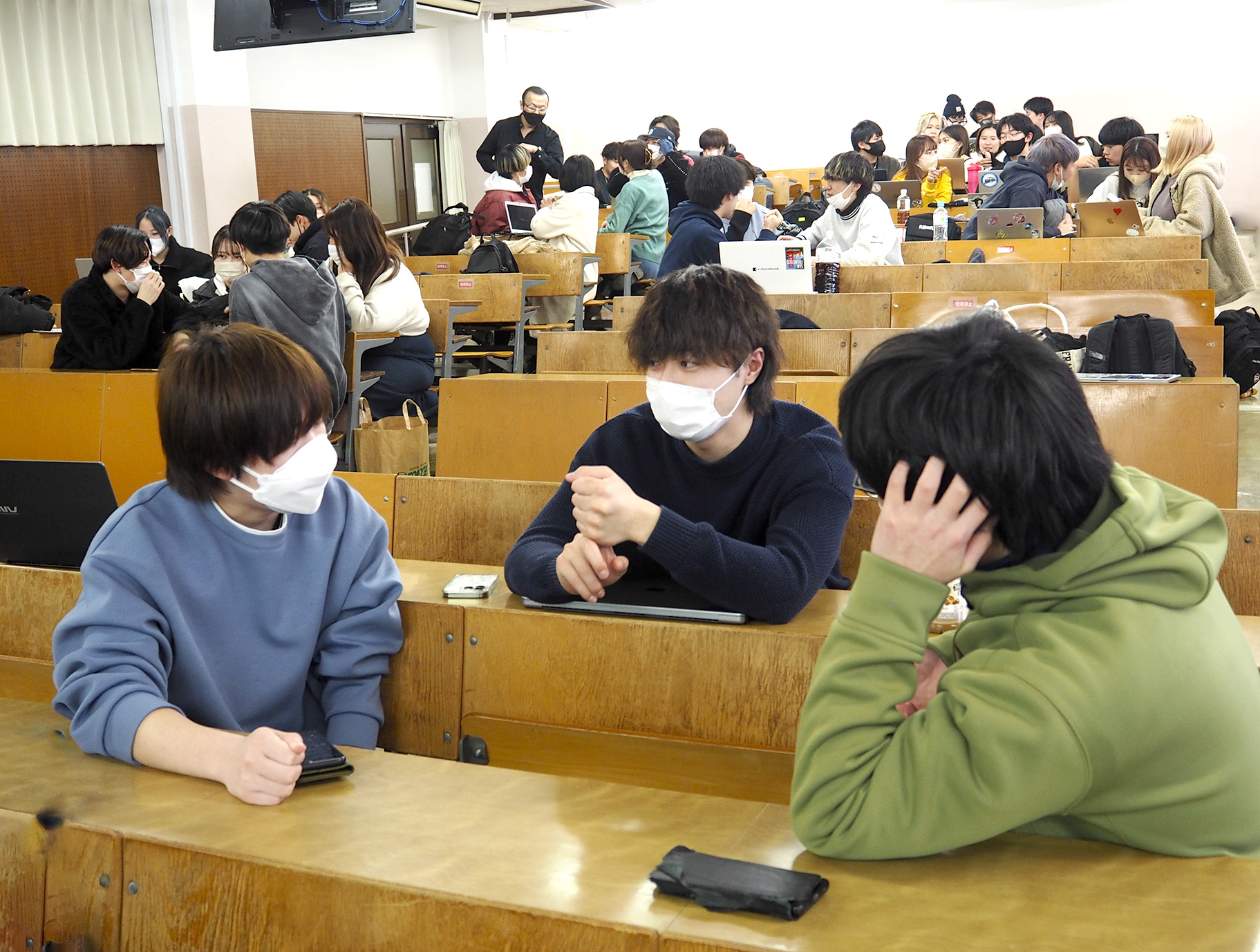 写真７　クラスの異なる３人が、それぞれの経験を踏まえて、学んだことや気づいたことを述べ合い、３年次のプロジェクトにどう取り組むかを考えた。