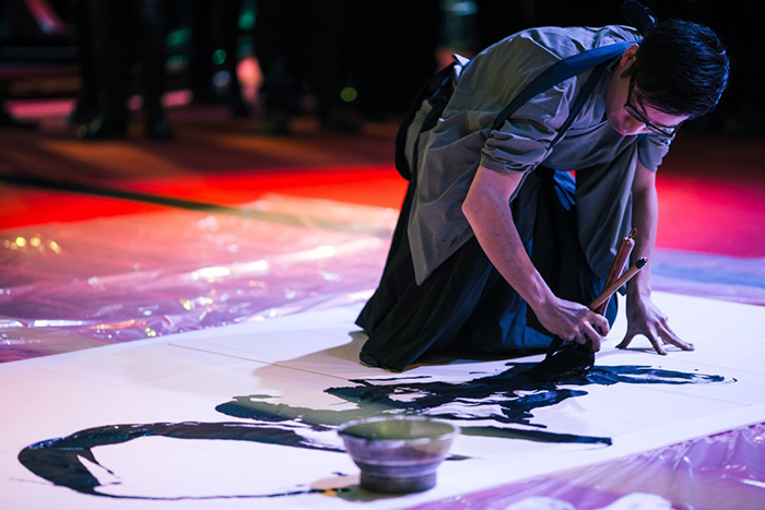 パリのInvalidesで書道パフォーマンスをする小杉さん