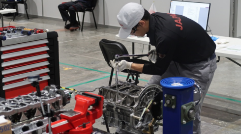 技能五輪国際大会の競技に挑む下原さん