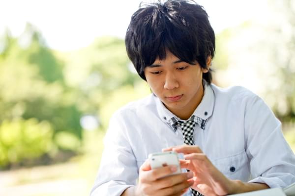 【中高生のネット利用実態調査】平日に「５時間以上」利用している中高生が１割前後、休日だと２割を超える。