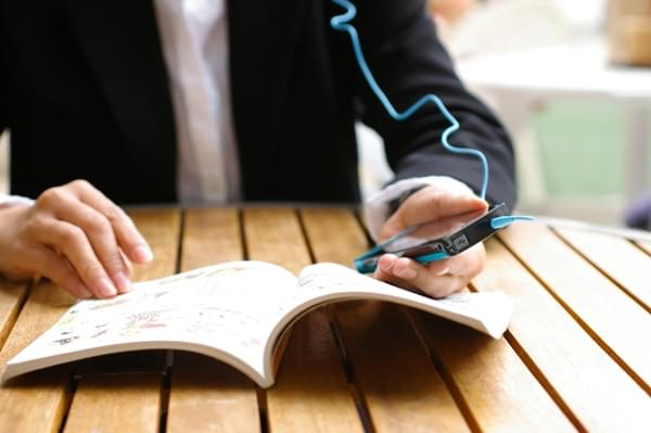 【中高生のネット利用実態調査】中学生の５割、高校生の７割が、「携帯音楽プレーヤーやスマートフォンなどで音楽を聴きながら」勉強。