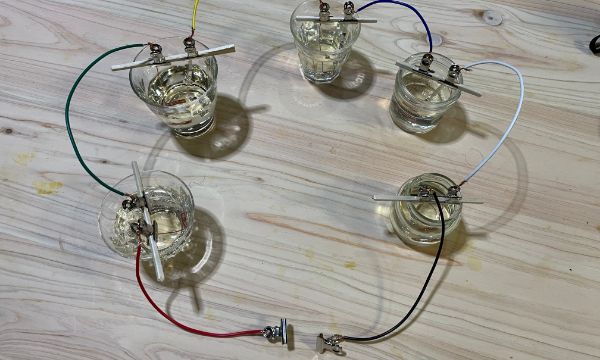お酢（す）で液体電池を作ろう！