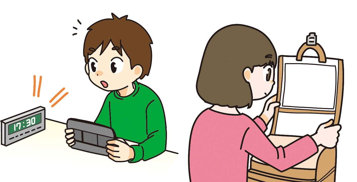 ランドセルの裏のメモを見る子供と、置き時計のアラームで時間が経ったことに気づく子供