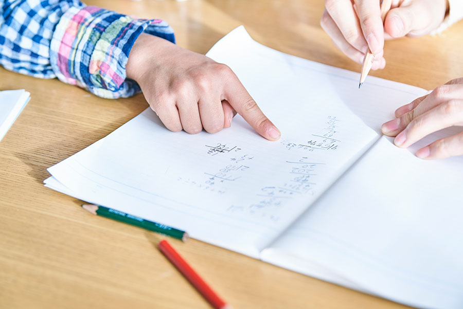 ノートをとる人と内容を指さす人