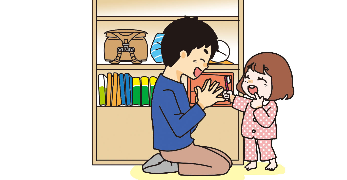 1人で歯磨きを上手にできた子供と褒める親