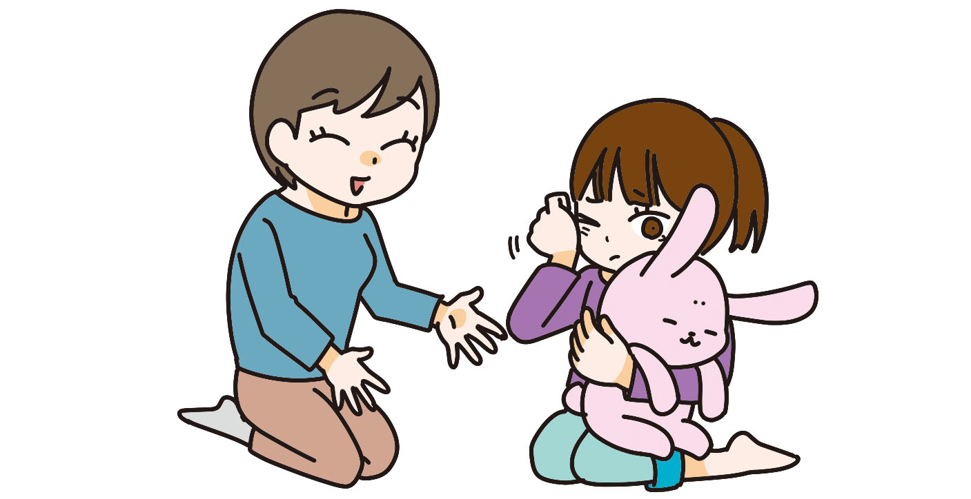 ぬいぐるみを抱えながら涙を拭う子どもと、落ち着いて話す親