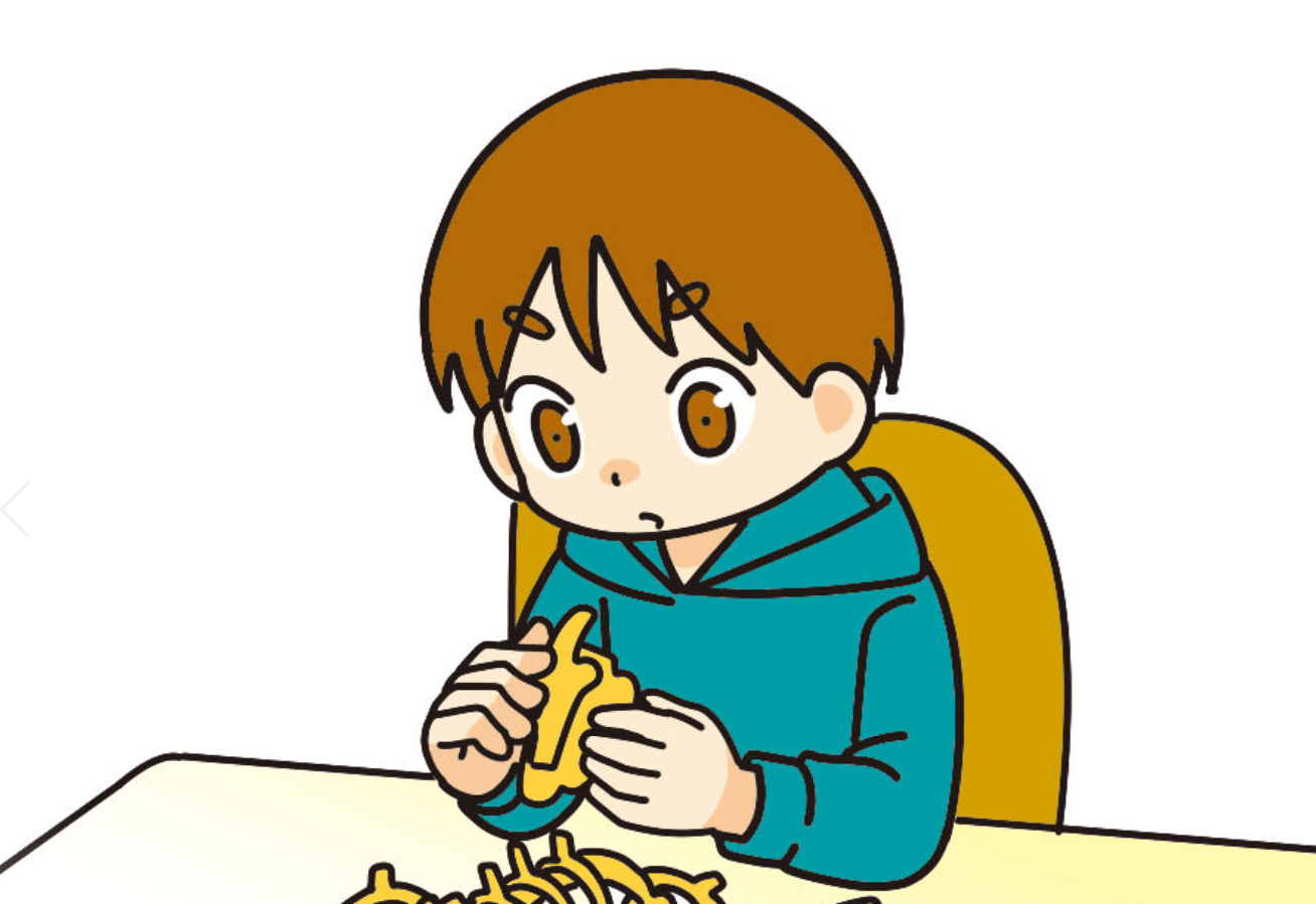 パズルを組み立てるのに夢中になっている子ども