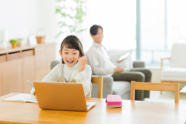 小学生の家庭学習に通信教育は向いている？メリットや教材のポイントを紹介