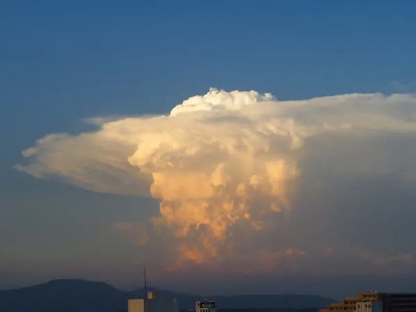 ＜積乱雲（せきらんうん）＞